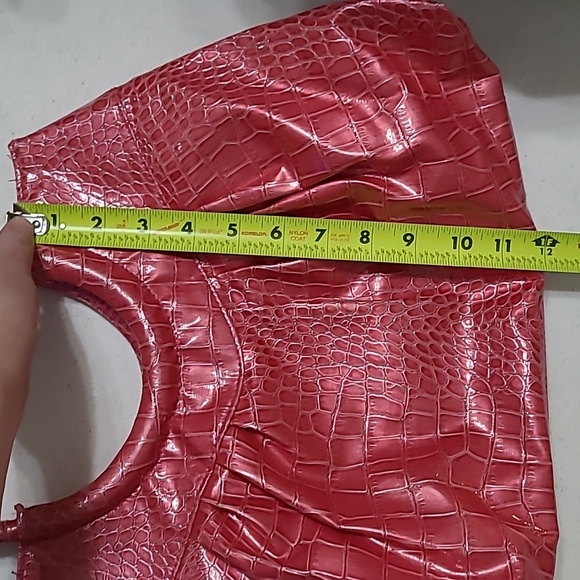 Elegant Pink Crocodile-Embossed Women's Bag - Picture 11 of 14